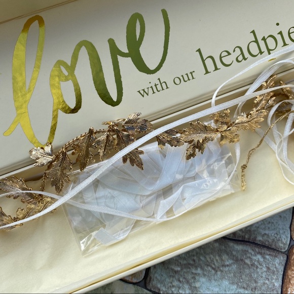 Brides & hairpins Los Angeles headpiece main image 8